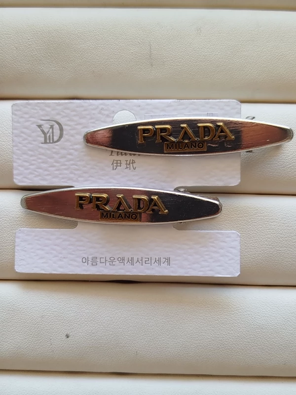 گل سر انبری فلزی نقره ای PRADA بسته 2 عددی کد 7