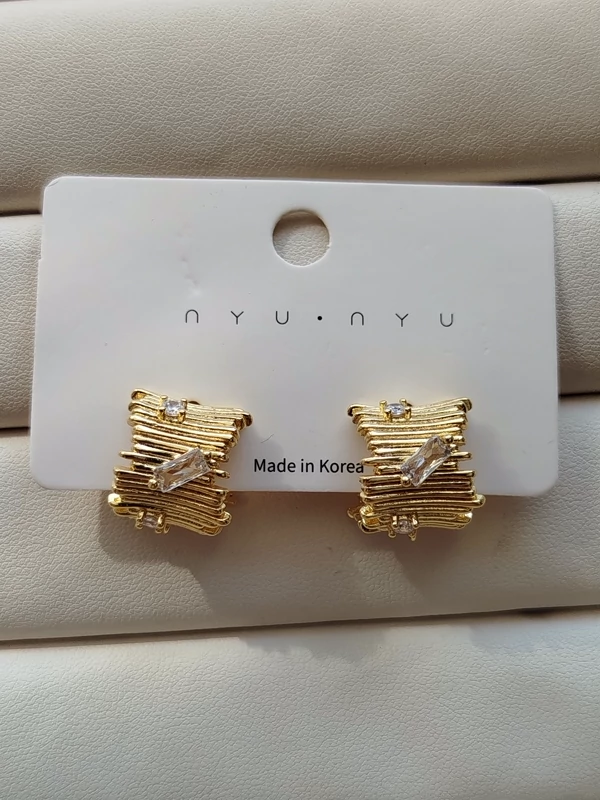 گوشواره میخی نگین دار طرح کرکره ای کد 77